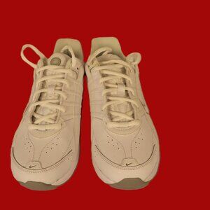 NIKE WOMENS ATHLETIC SHOES SIZE 71/2 WHITE IN LIKE NEW CONDITION
